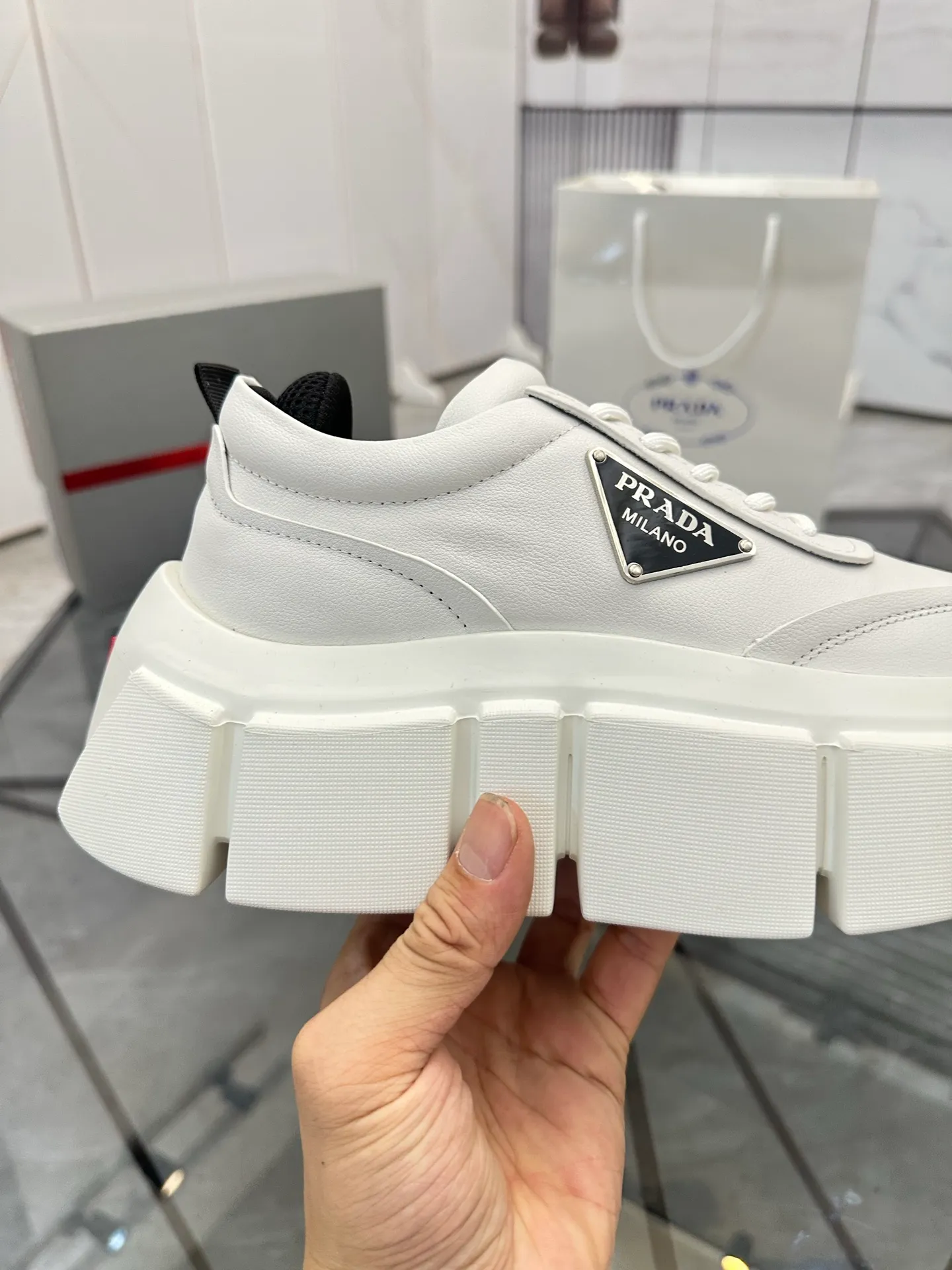 Selling men's shoes 💰: 💰P560¥ High-end top quality Product trademark: Prada * "Prada*" low-top casual shoes Regular size: 35-45 (can be customized to 46) Couple style Product material: imported first-layer cowhide leather upper, breathable lining, original outsole. No.: H201